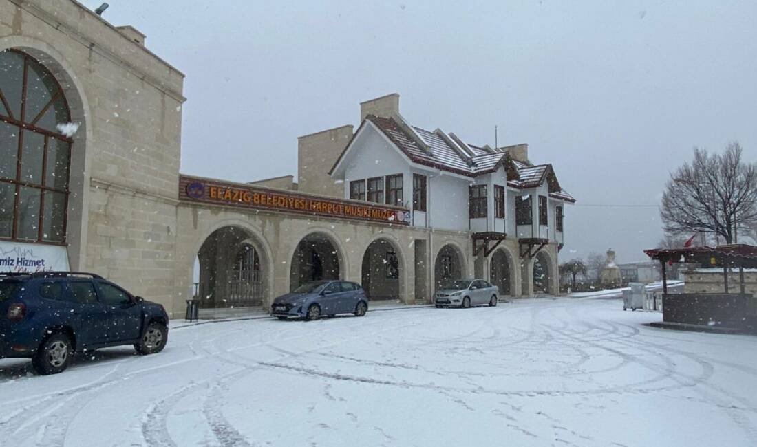 Elazığ’ın yüksek kesimlerinde etkili olan kar yağışı, tarihi Harput Mahallesi’ni