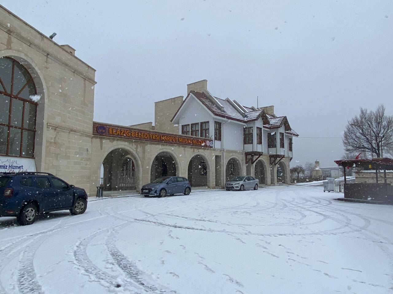 Elazığ’ın yüksek kesimlerinde etkili olan kar yağışı, tarihi Harput Mahallesi’ni