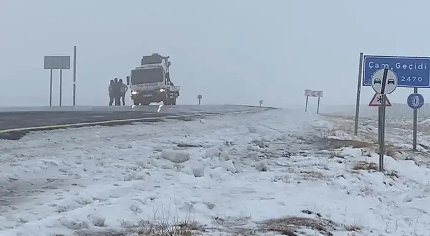 Ardahan’da, etkili olan kar ve tipi nedeniyle ulaşımda aksaklıklar yaşanırken,