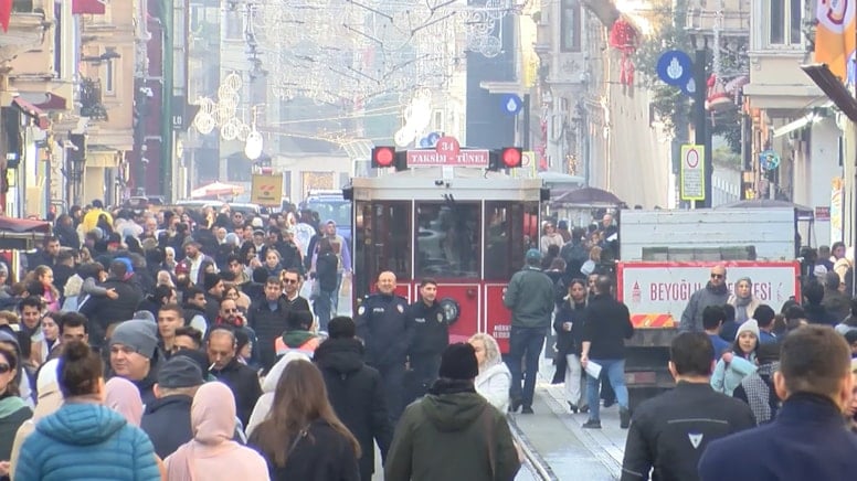 İstanbul Beyoğlu'ndaki İstiklal Caddesi'ne çıkan yollar, yılbaşı güvenlik önlemleri çerçevesinde