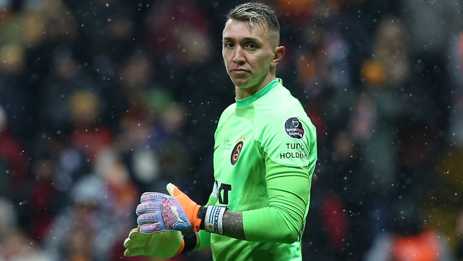 Galatasaray'ın efsane kalecisi Fernando Muslera'nın sezon sonunda sarı-kırmızılı ekiple yollarını