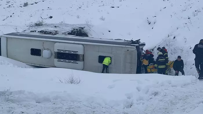 Kar yağışının etkili olduğu Erzincan-Sivas kara yolunda yolcu otobüsünün şarampole