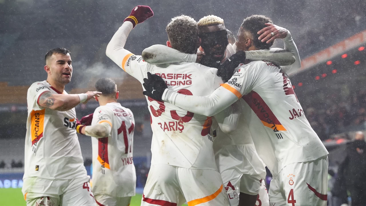 Süper Lig’in 19. haftasında lider Galatasaray, deplasmanda Başakşehir’i 2-1 mağlup