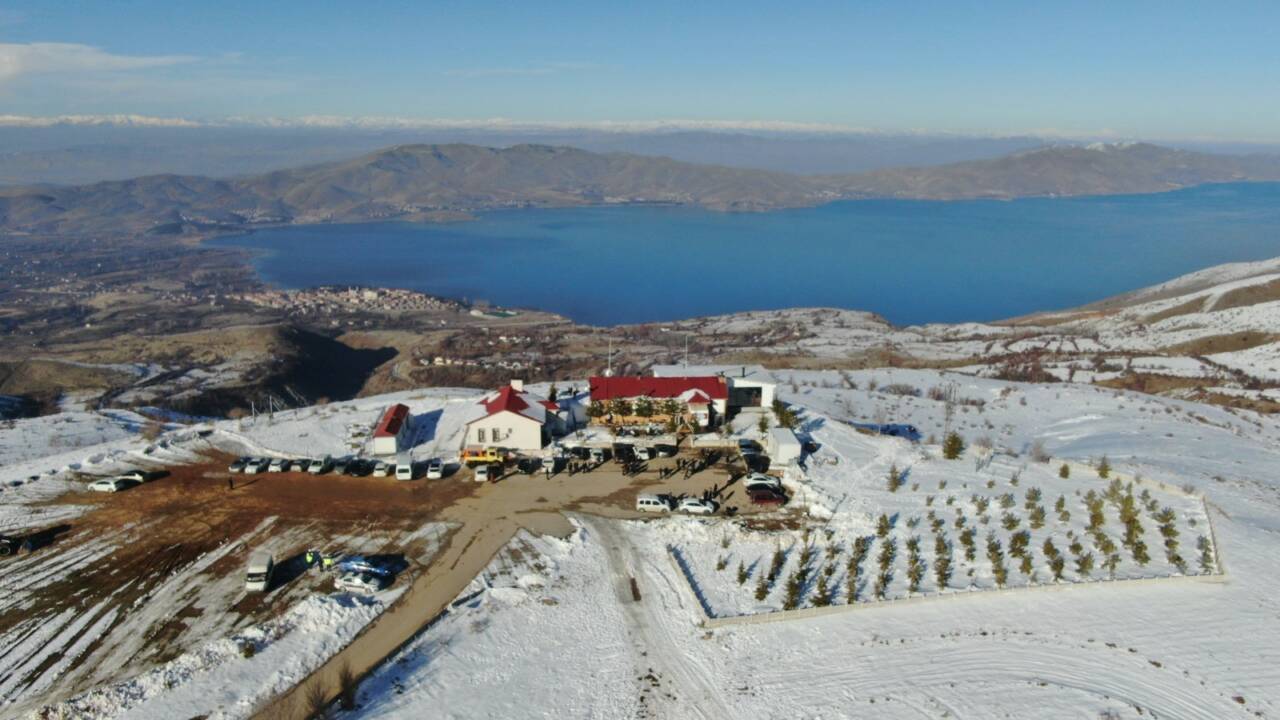 Elazığ’ın Sivrice ilçesinde yer alan ve Hazar Gölü manzarasıyla büyüleyici