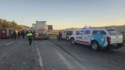 Adıyaman’ın Besni ilçesinde, tır ile otomobilin çarpışması sonucu meydana gelen