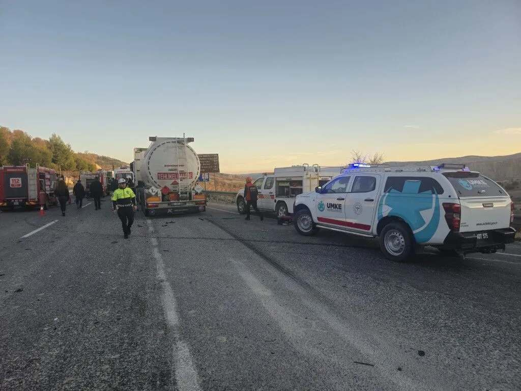 Adıyaman’ın Besni ilçesinde, tır ile otomobilin çarpışması sonucu meydana gelen