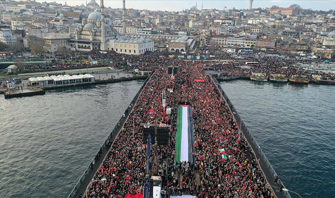 Saadet Partisi İstanbul İl Başkanı Ömer Faruk Yazıcı, Galata Köprüsü'nde