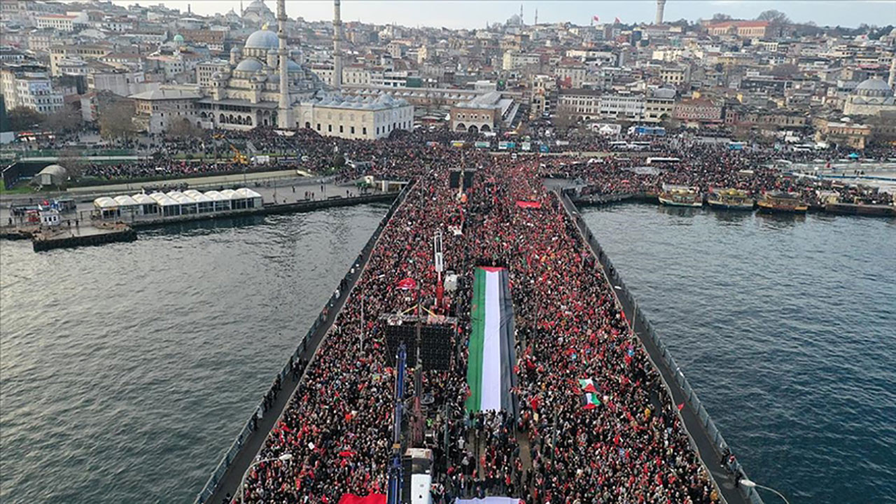 Saadet Partisi İstanbul İl Başkanı Ömer Faruk Yazıcı, Galata Köprüsü'nde