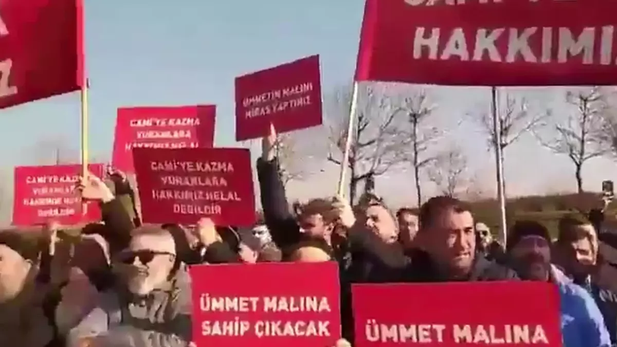 Adıyaman merkezli Menzil Cemaati'nde lider Abdülbaki Erol'un vefatının ardından başlayan