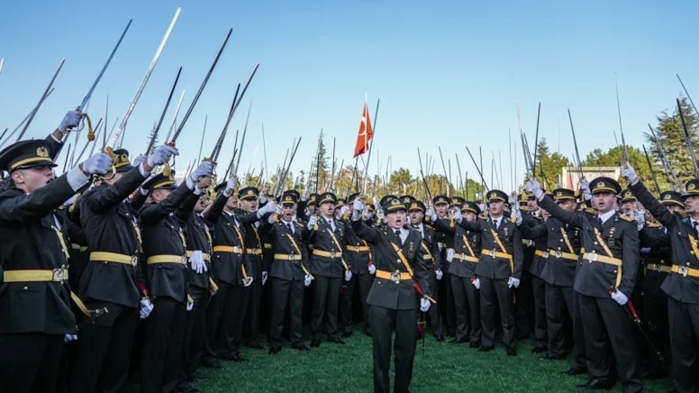 Kara Harp Okulu mezuniyet töreninde "Mustafa Kemal'in askerleriyiz" diyerek ve