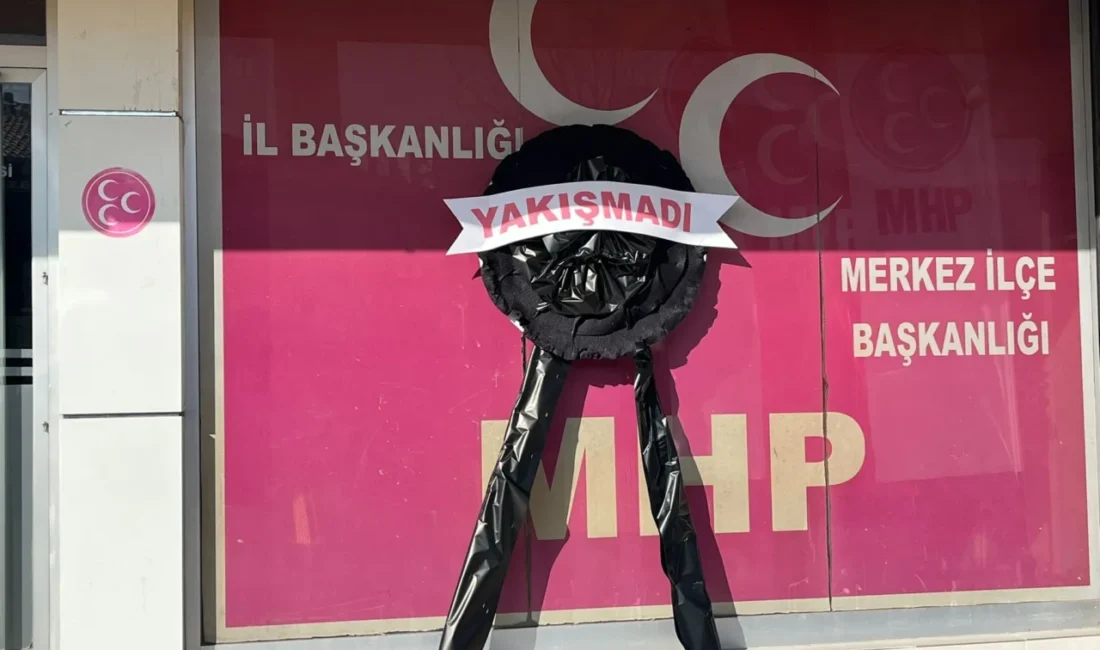 Afyonkarahisar’da şehit aileleri, MHP İl Başkanlığı’na "Yakışmadı" yazılı siyah çelenk