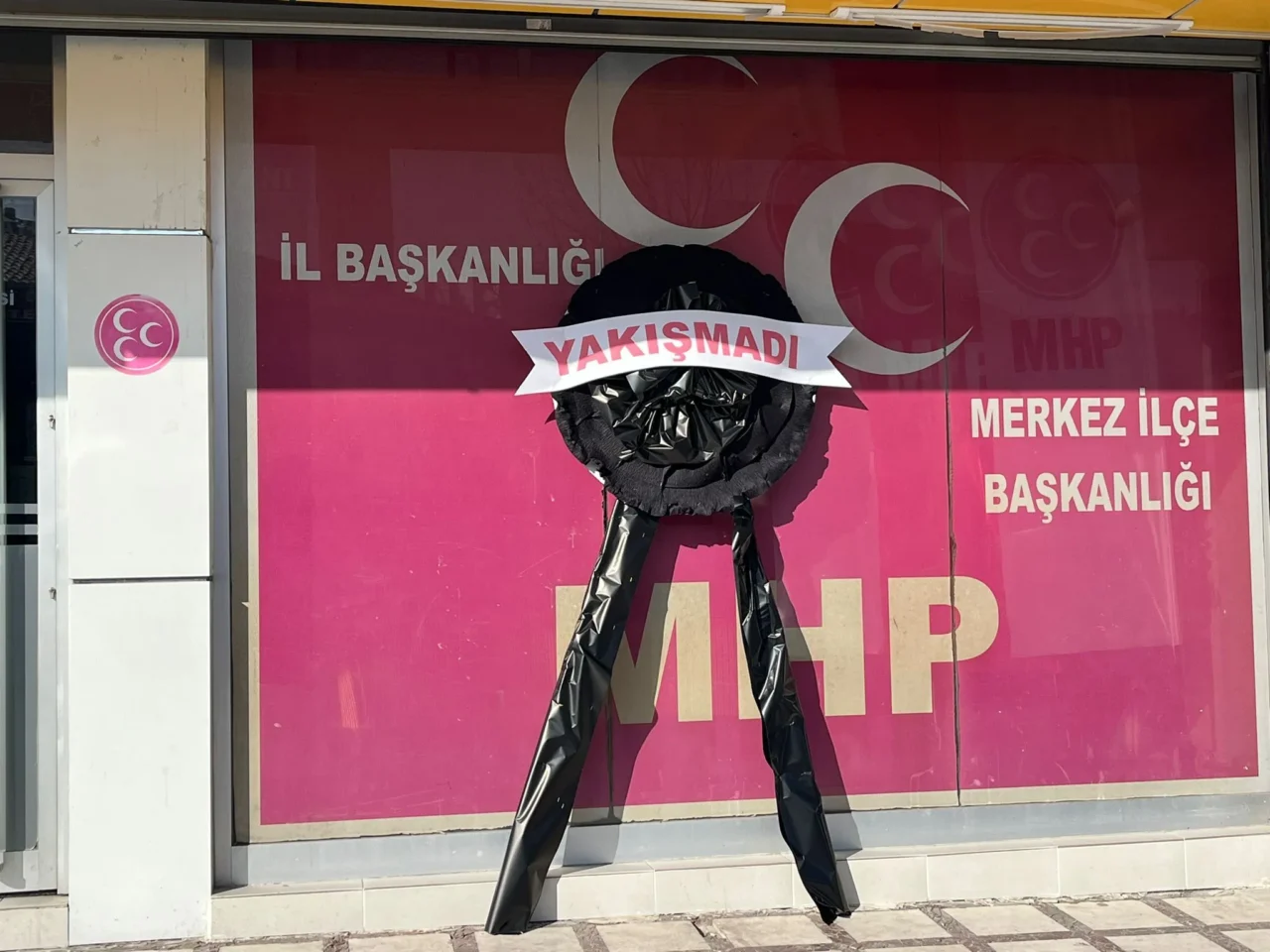 Afyonkarahisar’da şehit aileleri, MHP İl Başkanlığı’na "Yakışmadı" yazılı siyah çelenk