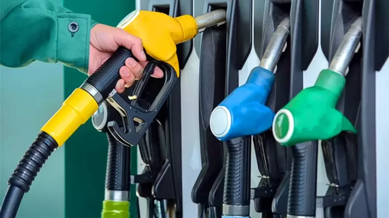 Uluslararası petrol piyasalarındaki dalgalanma ve döviz kurundaki değişiklikler akaryakıt fiyatlarını