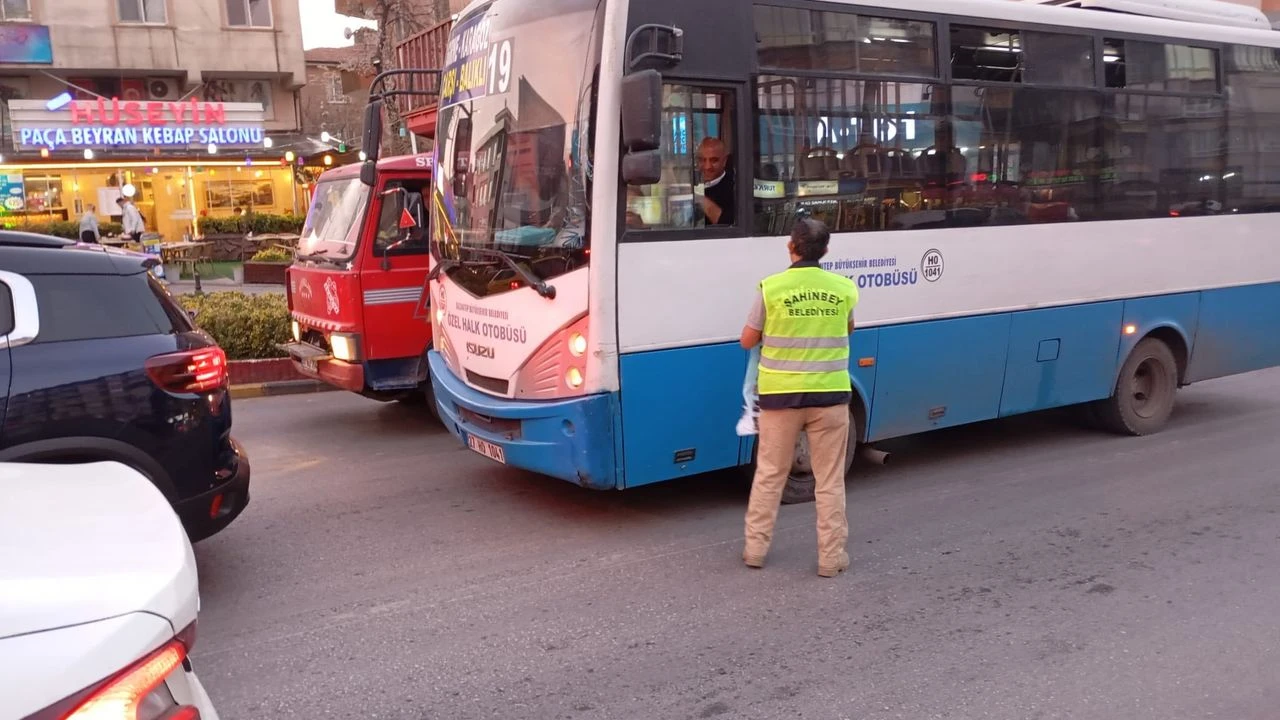 Şahinbey Belediyesi, iftar saatine trafikte yakalanan sürücülere ve yolculara kumanya