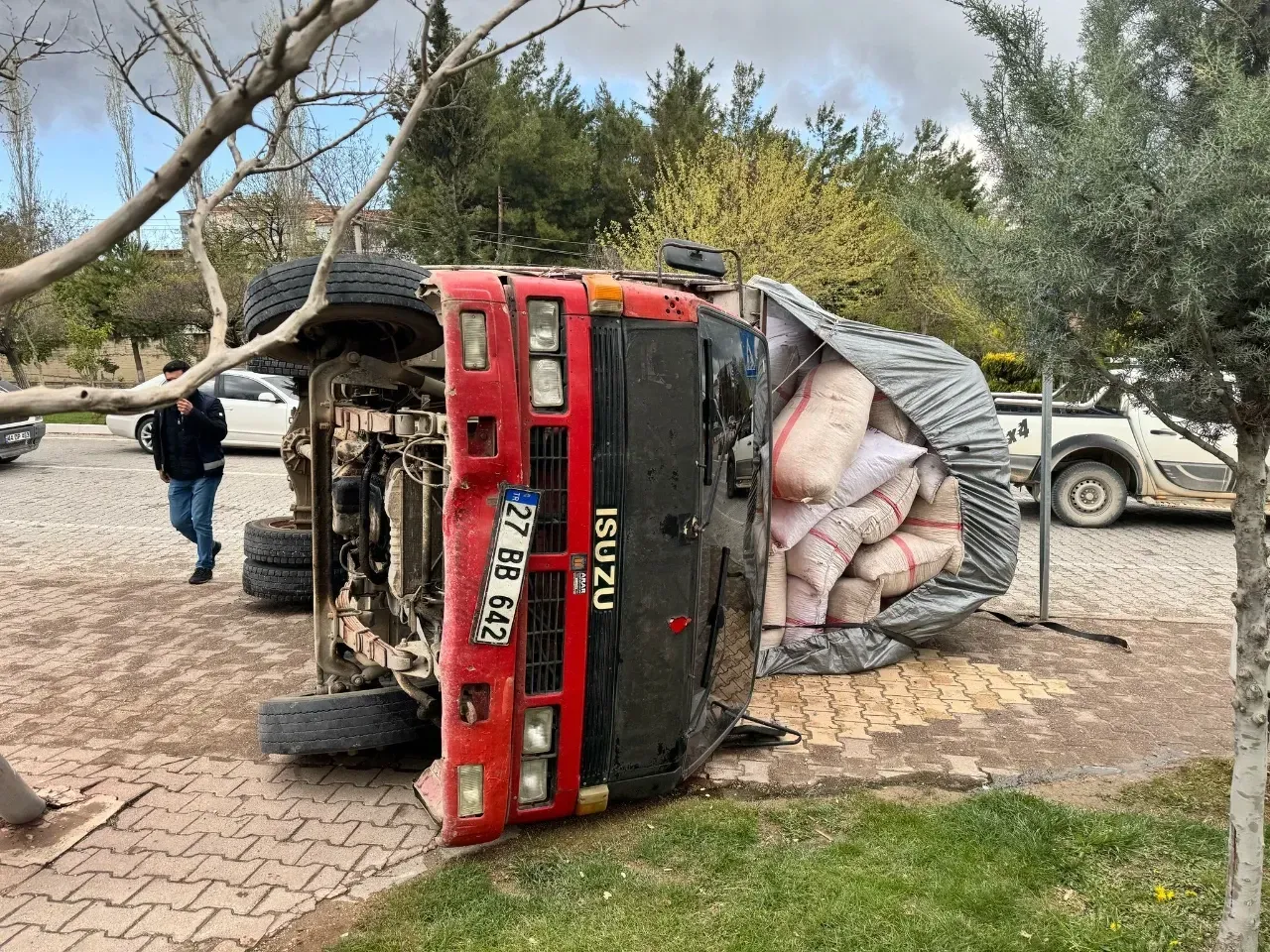 Besni ilçesine Gaziantep’ten gelen fıstık kabuğu yüklü kamyon, sürücüsünün direksiyon