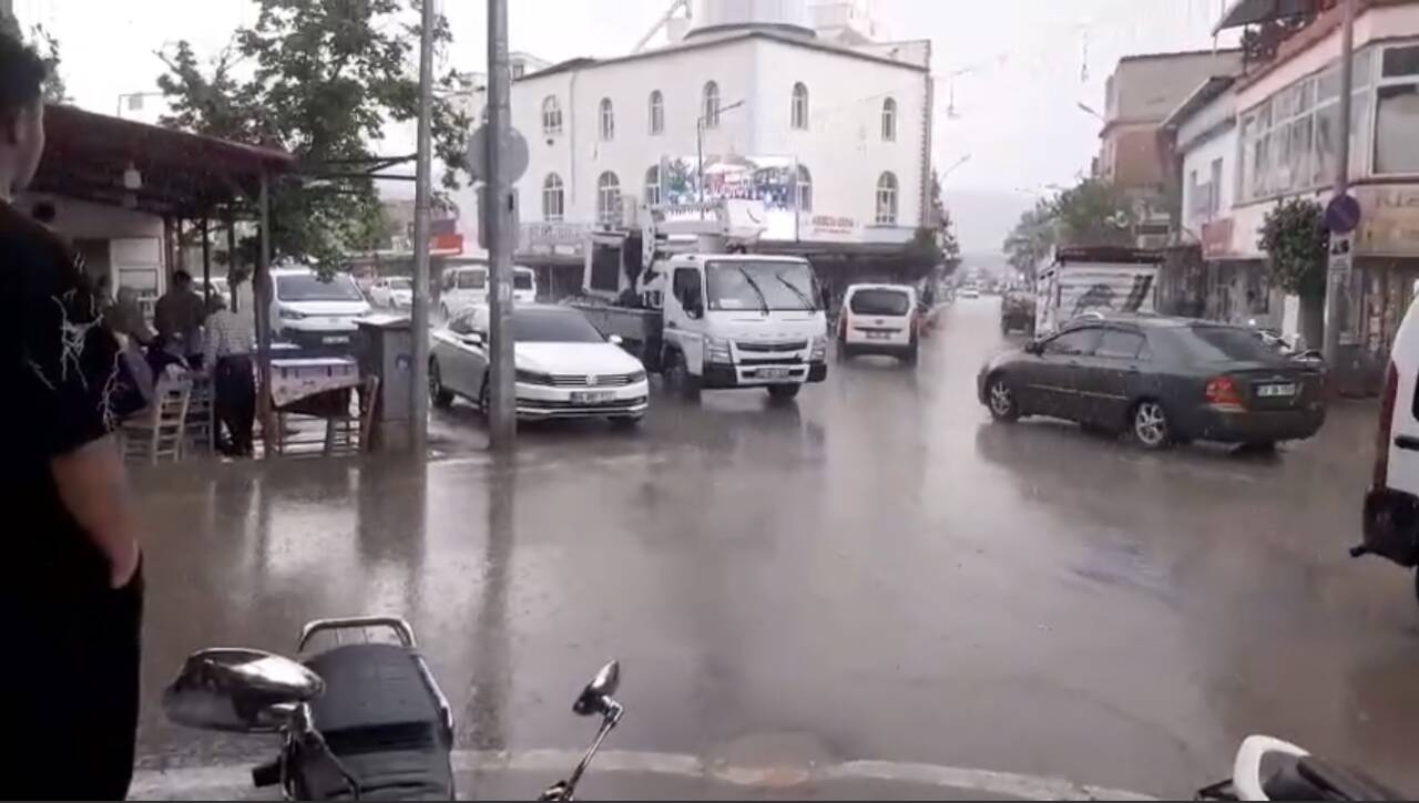 Gaziantep’in Yavuzeli ilçesinde Cuma namazının ardından etkili olan sağanak yağış,