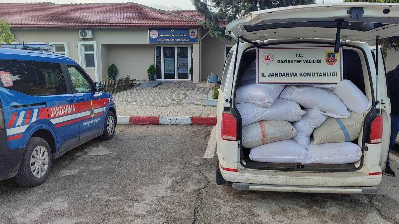 Gaziantep’in Nurdağı ilçesinde jandarma ekipleri tarafından gerçekleştirilen kaçakçılık operasyonunda, piyasa