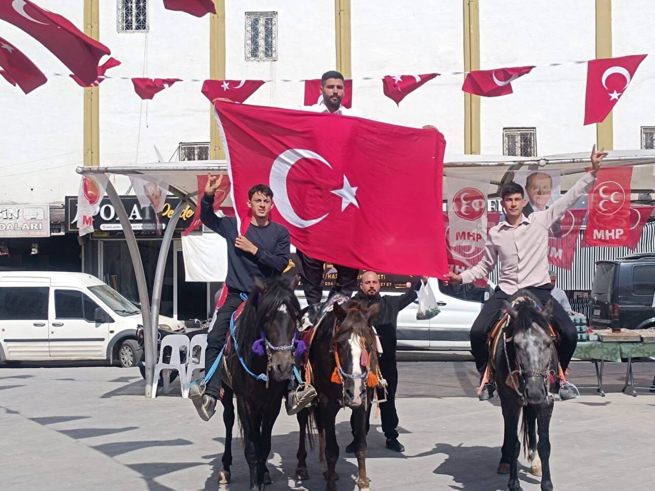 Nizip Ülkü Ocakları tarafından düzenlenen 3 Mayıs Türkçüler Günü etkinliğinde,