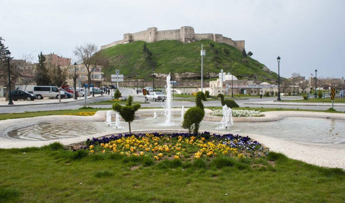 Turizm sezonunun canlandığı şu günlerde, Gaziantep Kalesi çevresindeki otopark sorununa