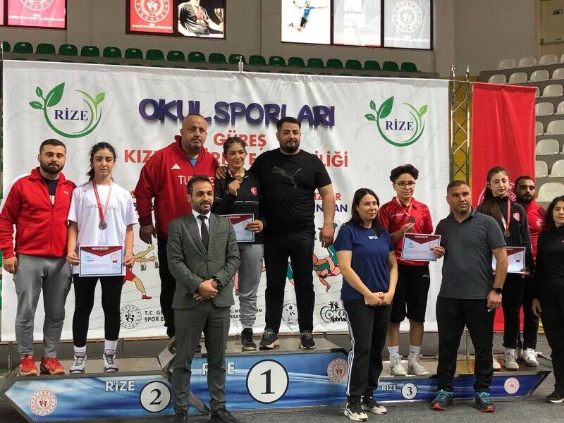 Fatma Şahin Ortaokulu 8. sınıf öğrencisi Nimet Nida Yiğit, Yıldızlar
