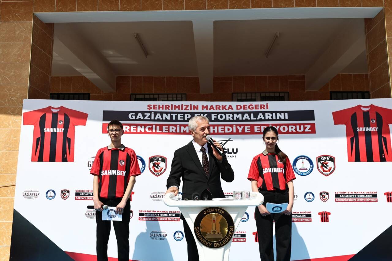 Şahinbey Belediye Başkanı Mehmet Tahmazoğlu, Gaziantep Futbol Kulübü’ne olan desteğini