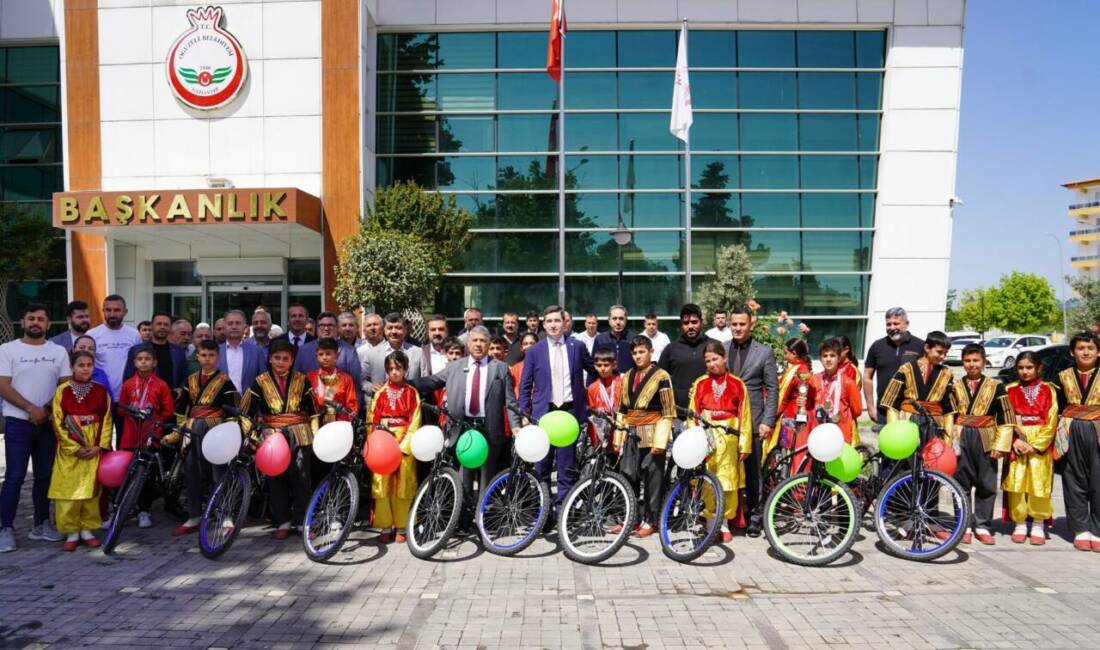 Oğuzeli Belediye Başkanı Bekir Öztekin, atletizm ve halk oyunlarında dereceye