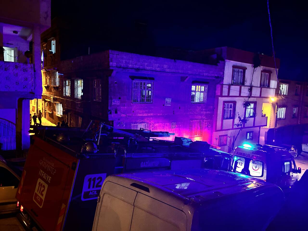 Gaziantep’in Şahinbey ilçesine bağlı İstiklal Mahallesi’nde akşam saatlerinde yaşanan olay