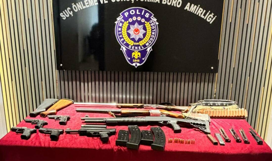 Gaziantep’te polis ekipleri bir adrese düzenledikleri operasyonda çok sayıda silah