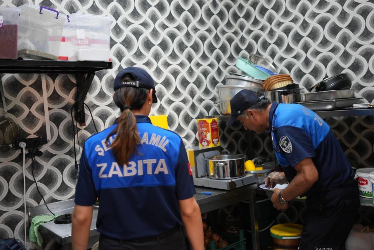 Şehitkamil Belediyesi Zabıta Müdürlüğü ekipleri, ilçede tavuk ürünleri satışı yapan