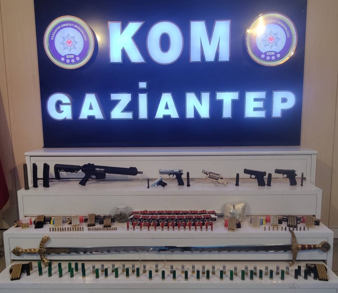 Gaziantep’te İl Emniyet Müdürlüğü KOM Şube Müdürlüğü ekipleri tarafından düzenlenen
