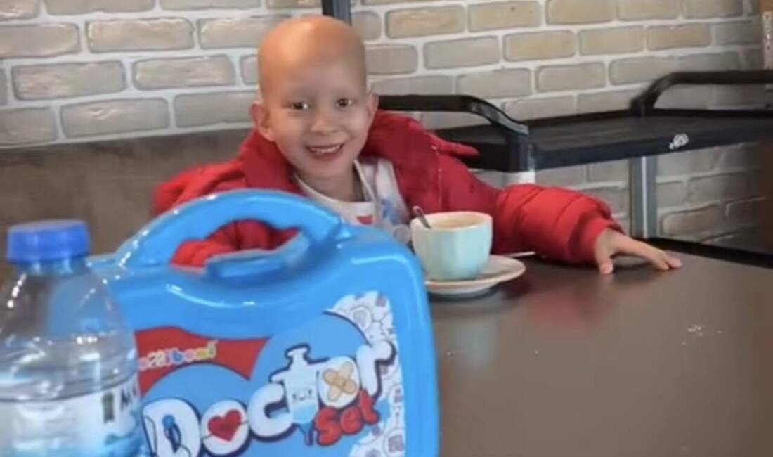Kanser tedavisi gören Elif Azra ve arkadaşlarına moral vermek amacıyla,