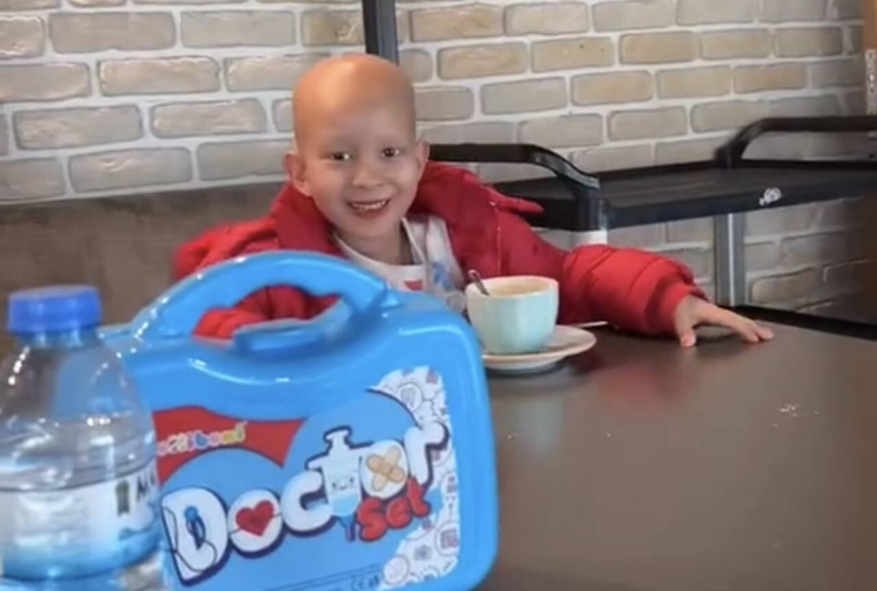 Kanser tedavisi gören Elif Azra ve arkadaşlarına moral vermek amacıyla,