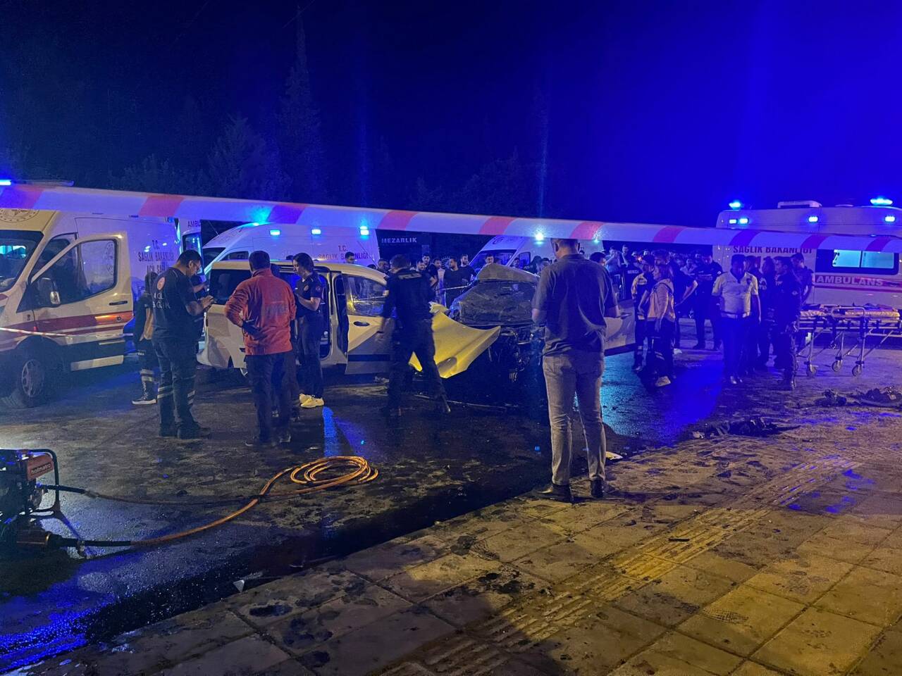 Gaziantep’te gece saatlerinde meydana gelen zincirleme trafik kazasında 5 kişi