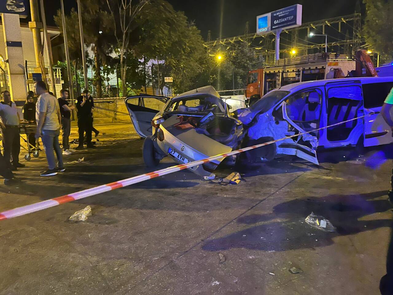 Gaziantep’te gece saatlerinde meydana gelen trafik kazasında, iki aracın kafa