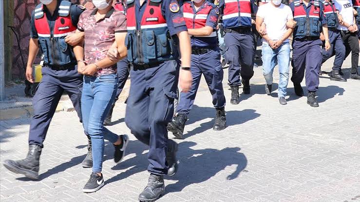 Gaziantep’te nitelikli dolandırıcılık ve tefecilik suçlarını örgütlü şekilde işledikleri belirlenen