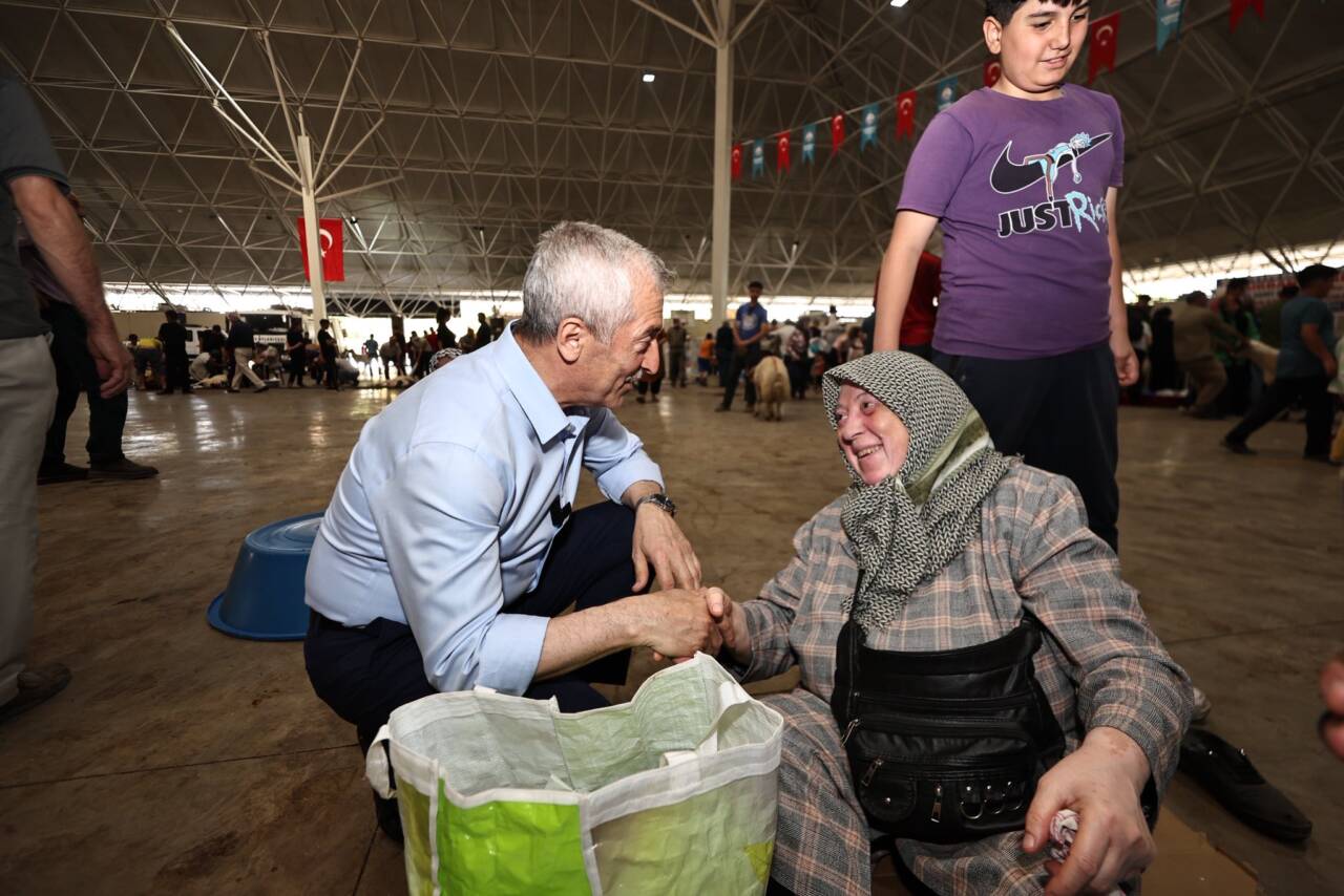 Şahinbey Belediye Başkanı Mehmet Tahmazoğlu, Kurban Bayramı’nın ilk gününde kurban