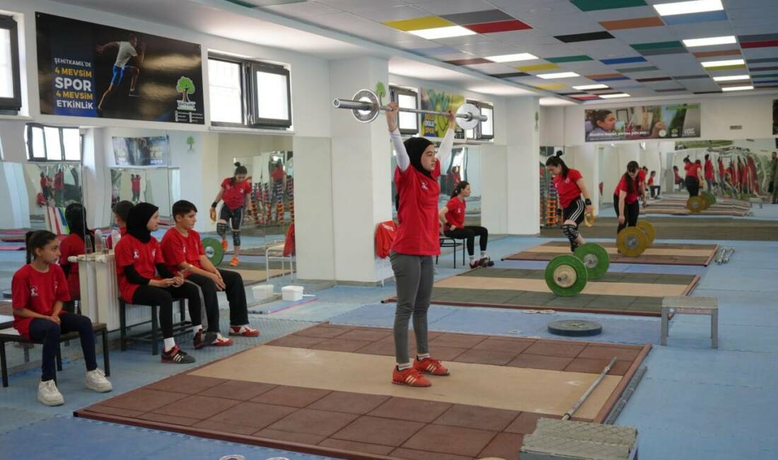 Şehitkamil Belediyesi tarafından düzenlenen Yaz Spor Akademisi, çocukların yaz tatilini