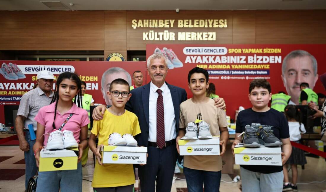 Şahinbey Belediye Başkanı Mehmet Tahmazoğlu, geleneksel hale getirdiği karne hediyesi
