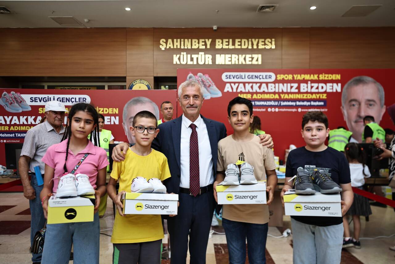 Şahinbey Belediye Başkanı Mehmet Tahmazoğlu, geleneksel hale getirdiği karne hediyesi