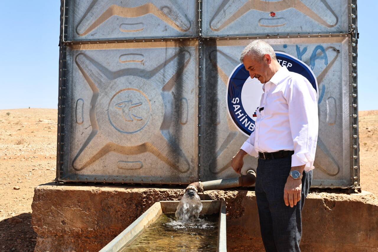 Şahinbey Belediye Başkanı Mehmet Tahmazoğlu, meralarda hayvan otlatan çobanlarla bir