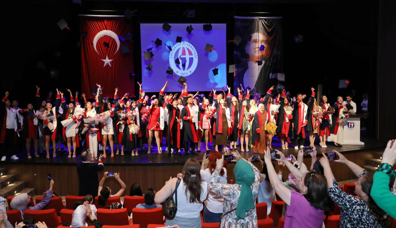 Gaziantep Üniversitesi (GAÜN) İletişim Fakültesi, 2024–2025 eğitim-öğretim yılı mezunlarını düzenlenen