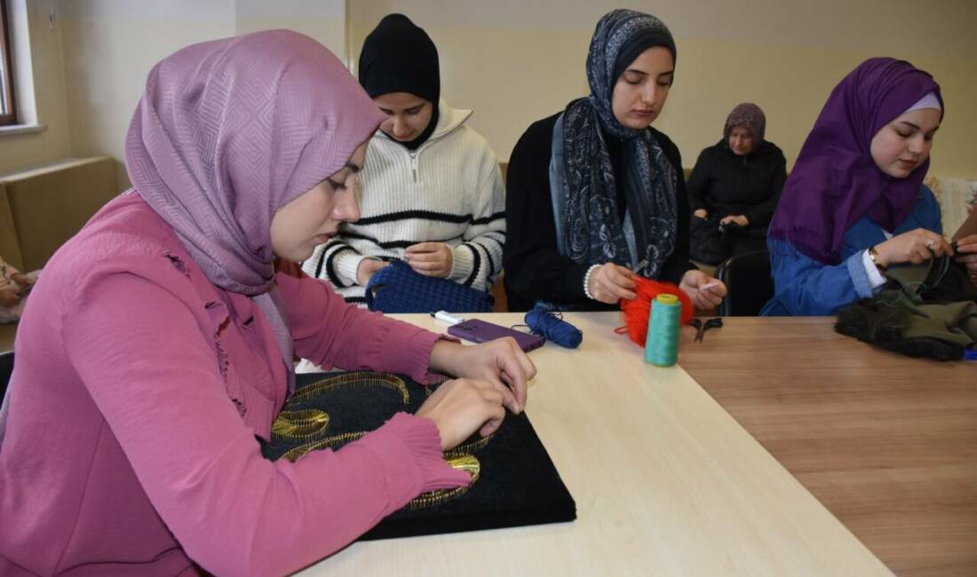 Şahinbey Belediyesi’ne bağlı Hasan Celal Güzel Gençlik Merkezi, el sanatlarına