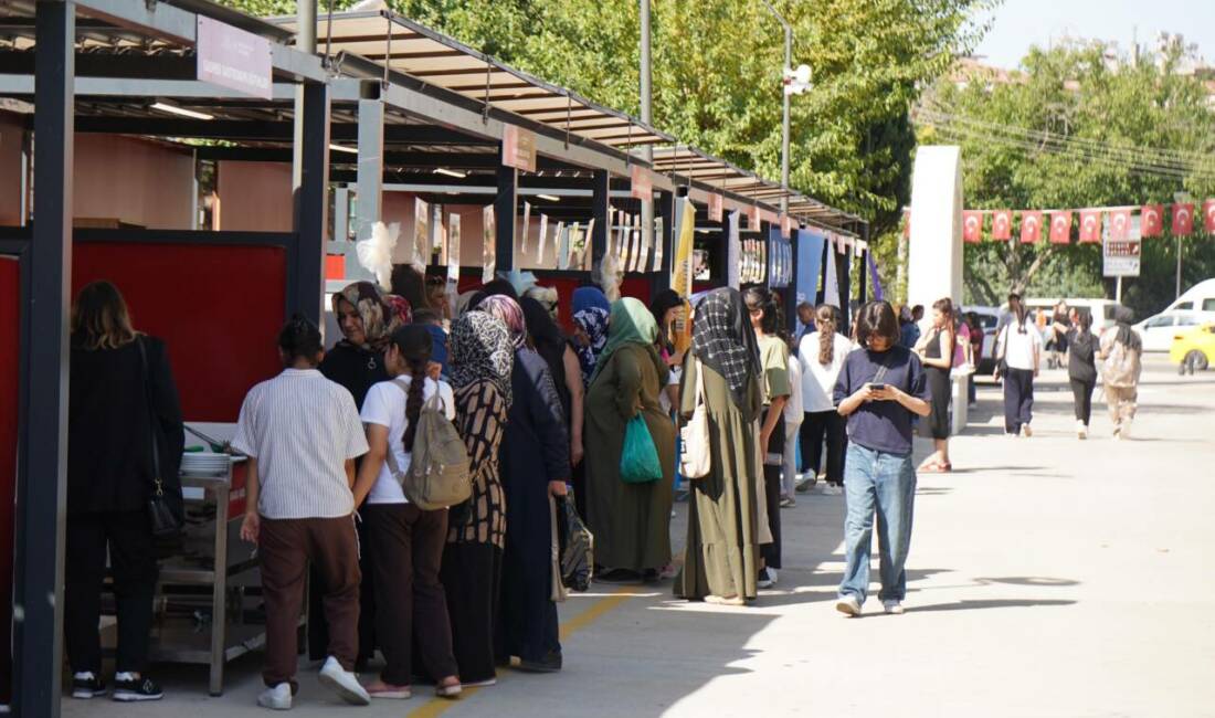 Gaziantep Büyükşehir Belediyesi Sanat ve Meslek Eğitim Kursları (GASMEK) öğrencileri