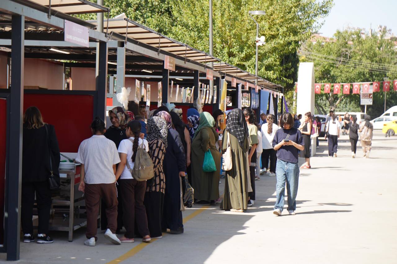 Gaziantep Büyükşehir Belediyesi Sanat ve Meslek Eğitim Kursları (GASMEK) öğrencileri