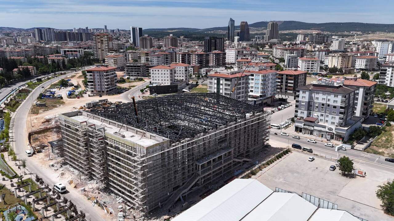 Gaziantep Büyükşehir Belediyesi, şehrin spor altyapısını güçlendirmek amacıyla yapımına başladığı