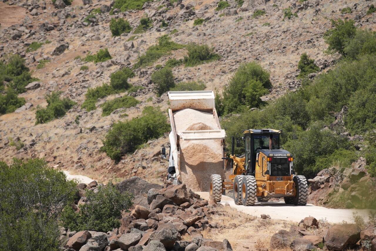 Şehitkamil Belediyesi’nin kırsalda yürüttüğü yol açma çalışmaları Yalangoz Mahallesi’nde vatandaşların
