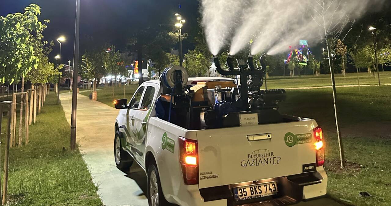 Gaziantep Büyükşehir Belediyesi, yaz aylarında artan sıcaklıklarla birlikte yeşil alanlarda