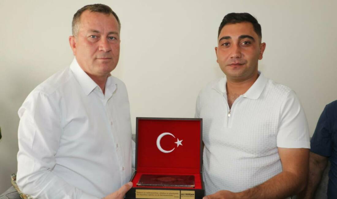 Başkan Doğan, Gaziantepli Mehmetçiği Evinde Ziyaret Etti Nizip Belediye Başkanı Ali Doğan, arama-tarama faaliyetleri sırasında metan gazından
