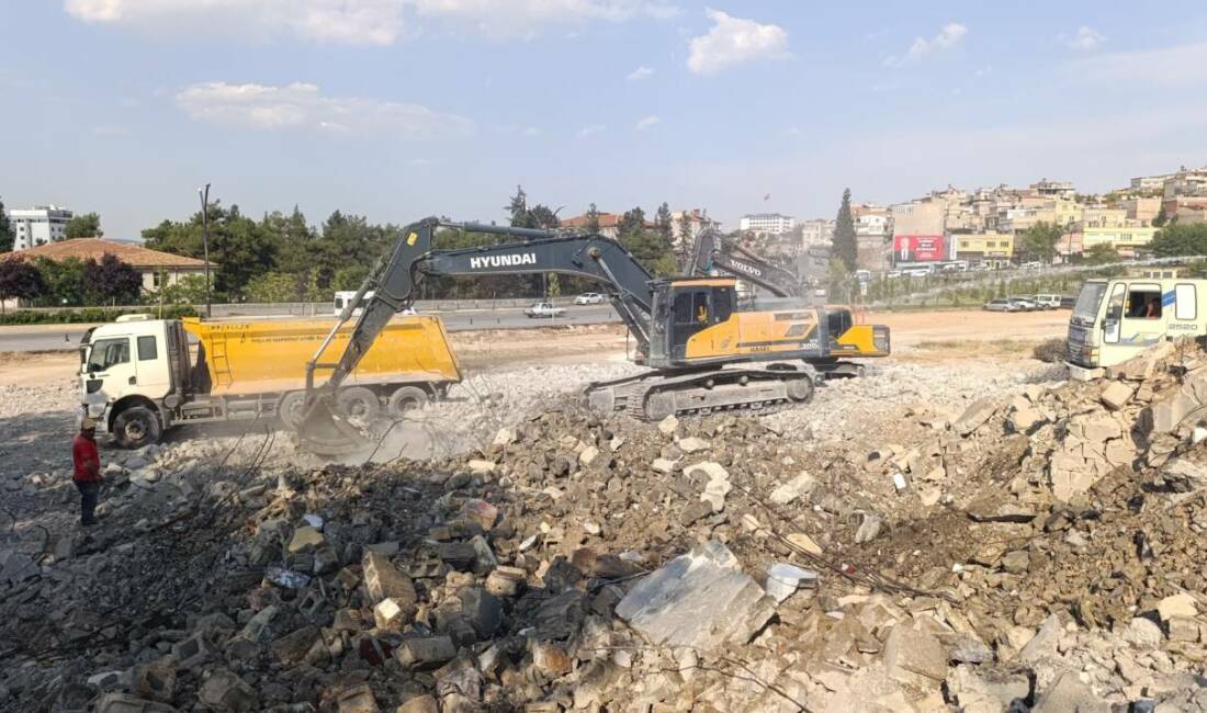 Gaziantep’in merkez ilçelerinden Şahinbey’de, depreme dayanıksız yapıların yıkılarak yerlerine modern
