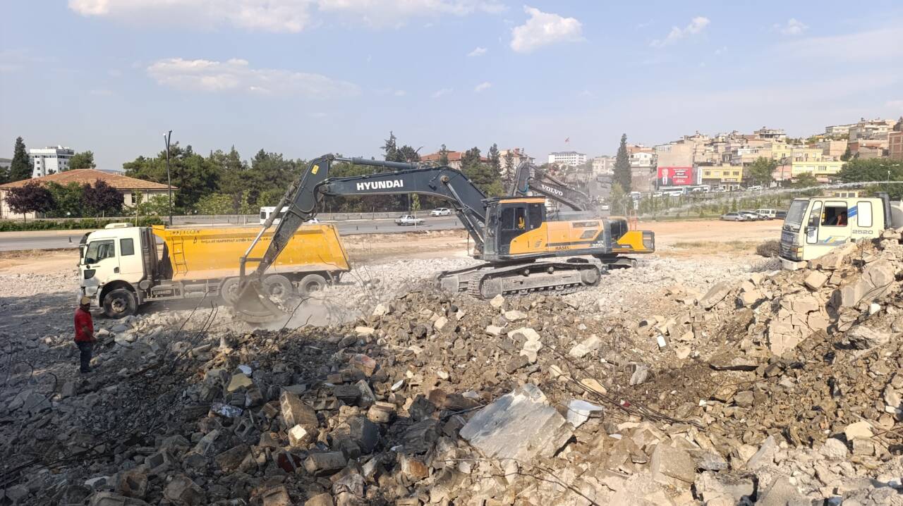 Gaziantep’in merkez ilçelerinden Şahinbey’de, depreme dayanıksız yapıların yıkılarak yerlerine modern